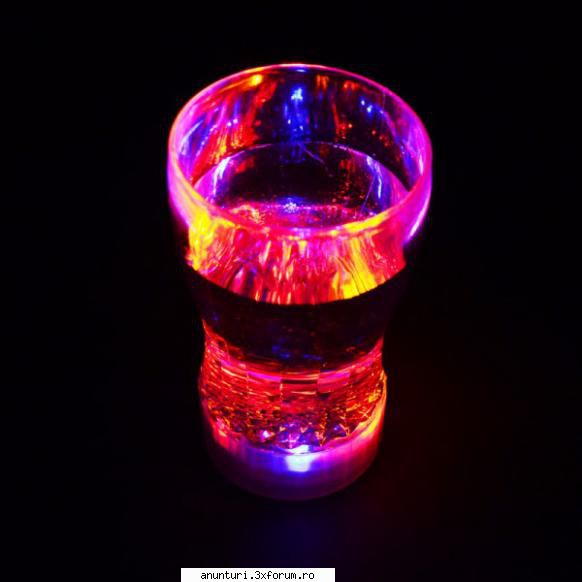Pahar de cocktail luminos cu LED-uri - Pret: 23 lei. Predare personala in Alba Iulia - E-comert